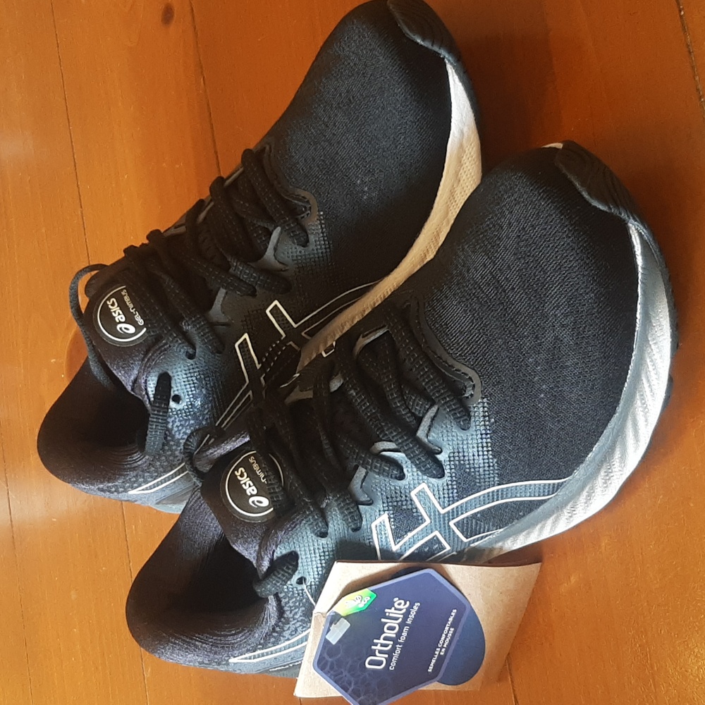 NWT Asics Gel-Nimbus 23 Black/White Women 8